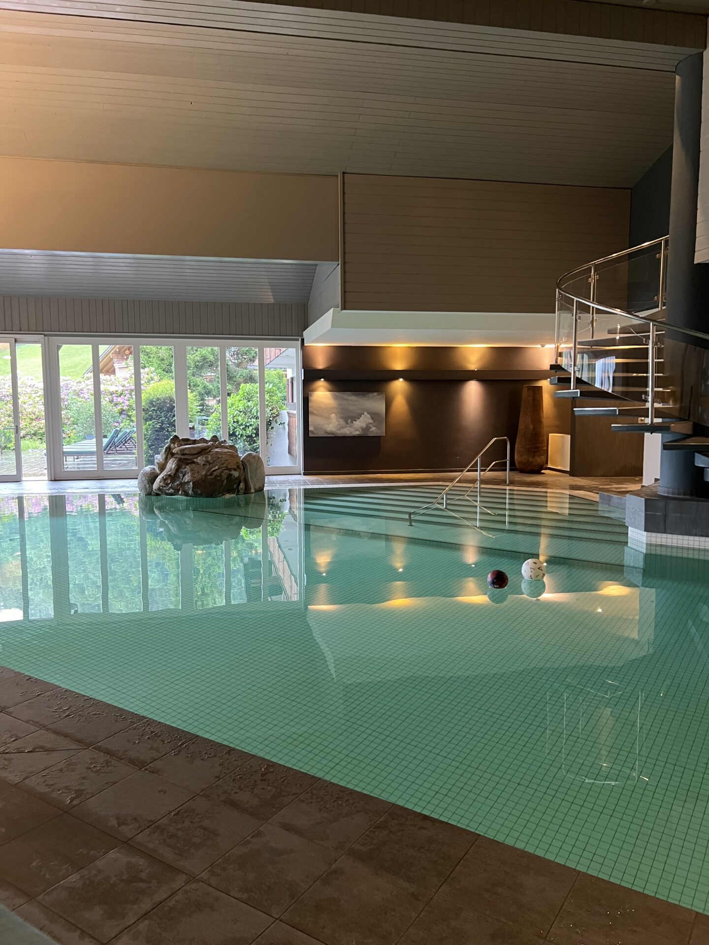 HUUS Hotel Gstaad swimming pool