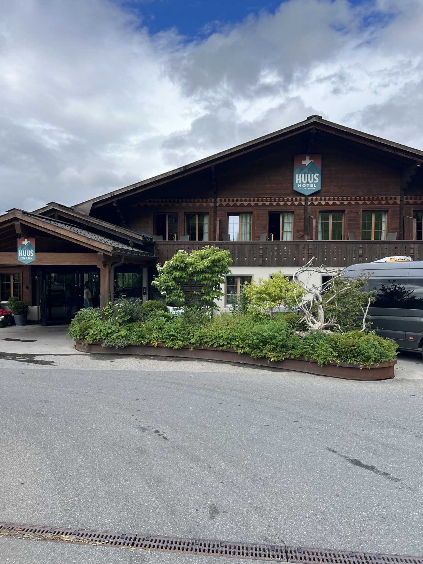 HUUS Hotel Gstaad - front